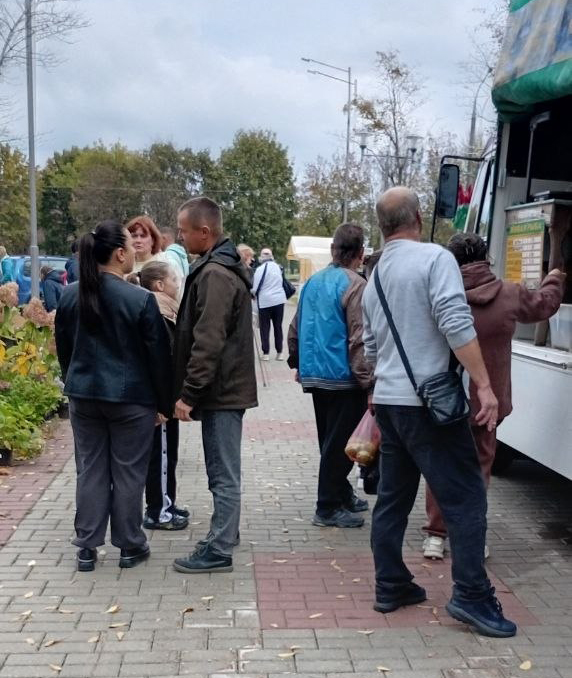 Очередь за живой рыбой на ярмарке в Могилеве